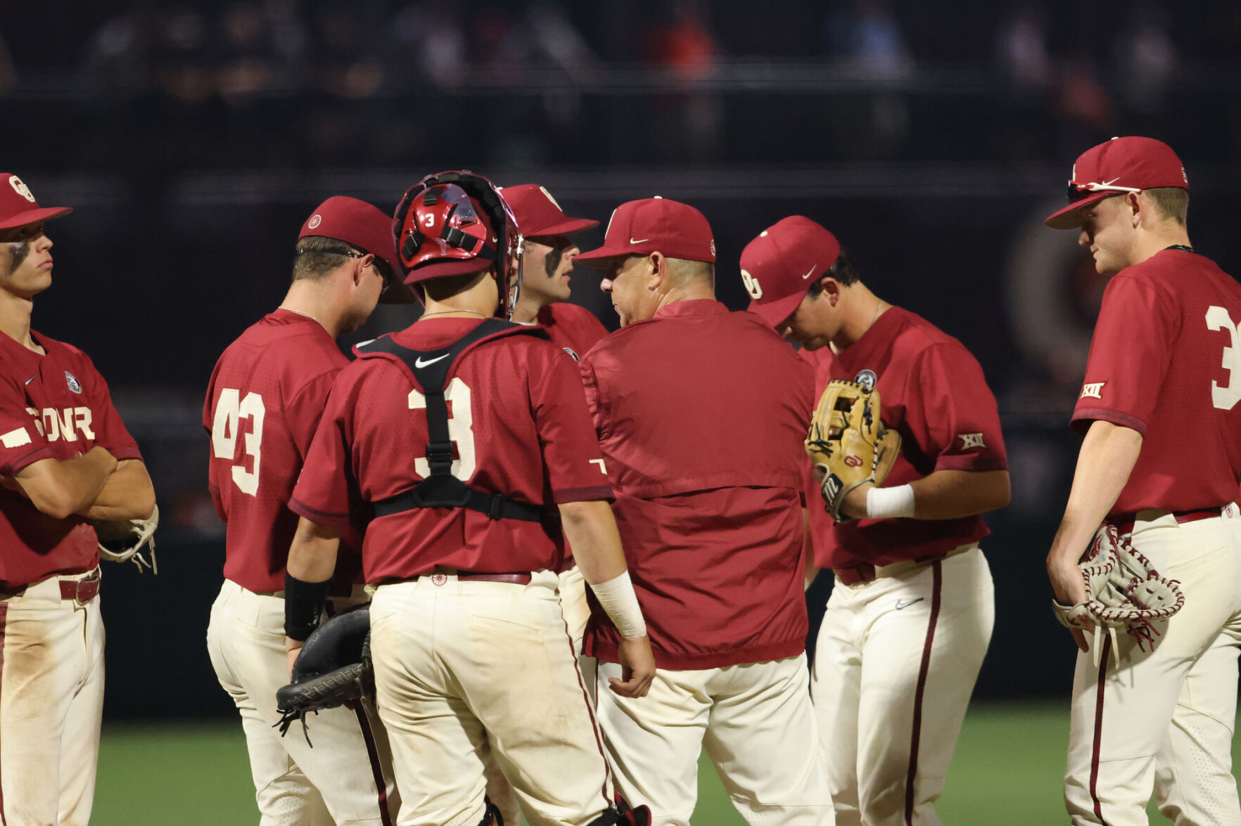 Sooners huddle